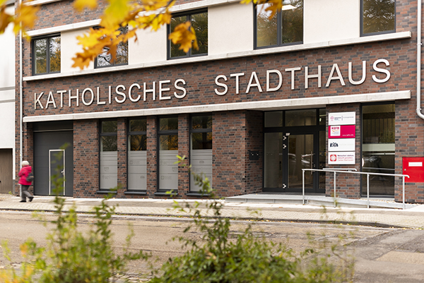 Außenansicht mit Klinkerfassade und Eingangsbereich des katholischen Stadthauses Oberhausen