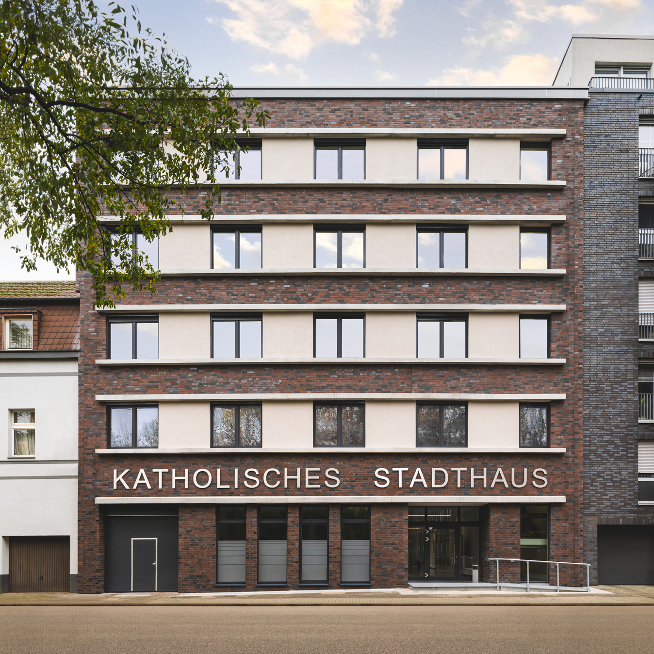 Frontalaufnahme des katholischen Stadthauses Oberhausen