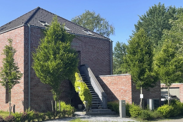 Frontale Ansicht des Klinkerbaus eines Mehrfamilienhauses auf dem Hausmannsfeld.